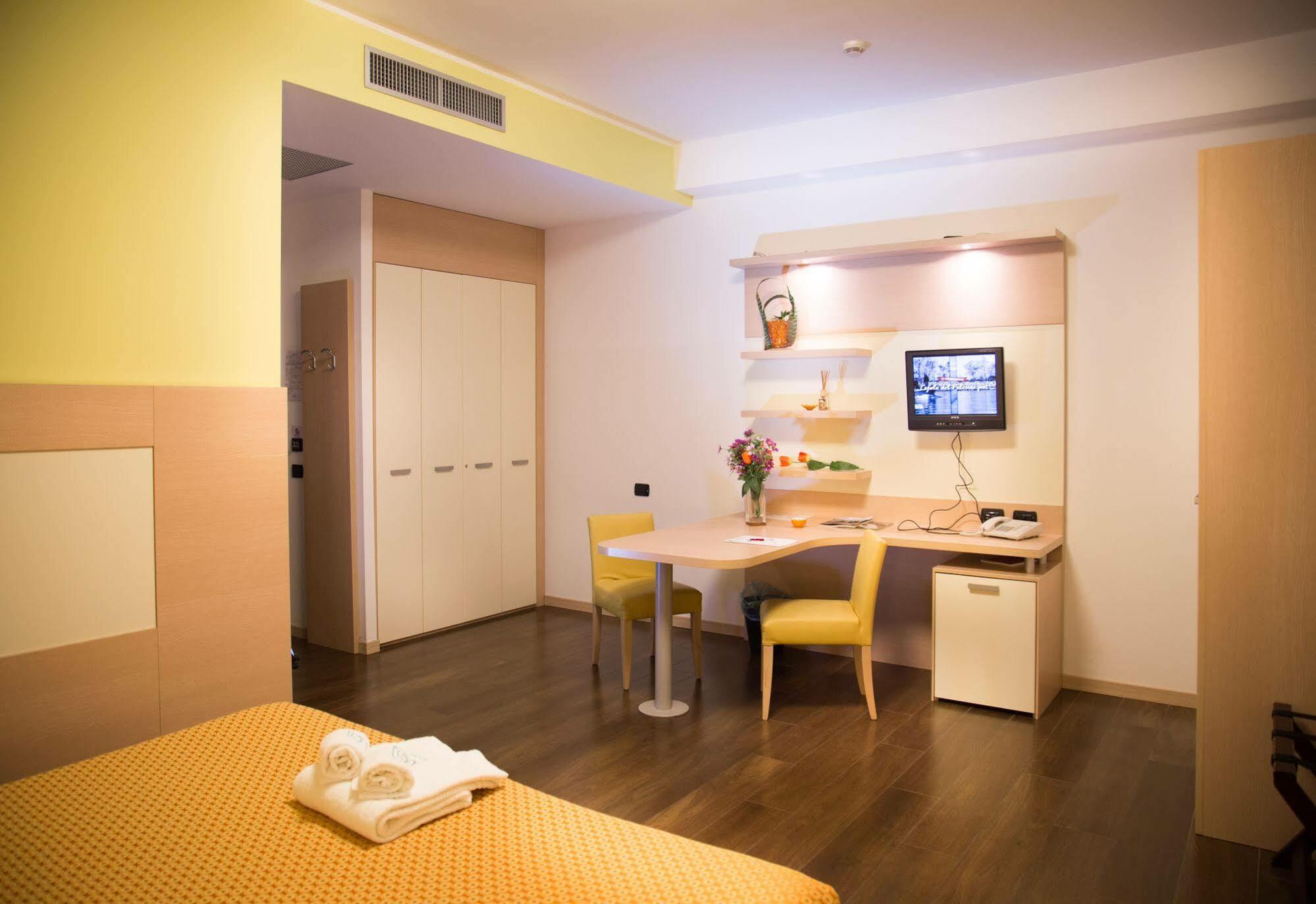 Groane Hotel Residence チェザーノ・モデルノ エクステリア 写真